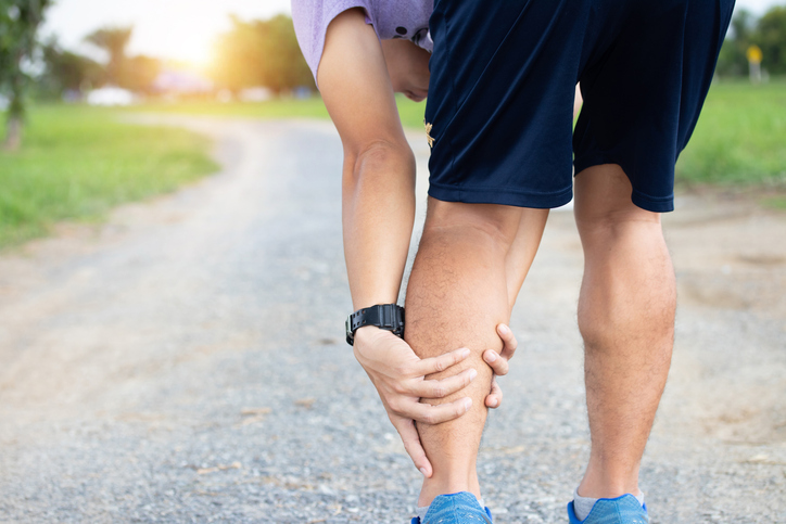 Runner with muscle cramp